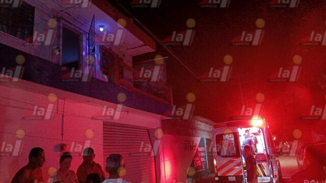 Pareja cae de un balcón