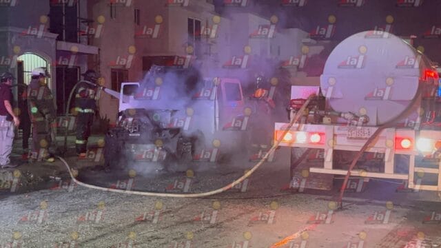 camioneta arde en llamas