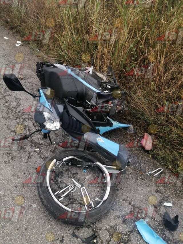 Derrapa por no dejar caer su teléfono celular