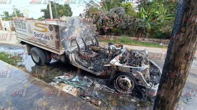 Se incendia camioneta con gas butano