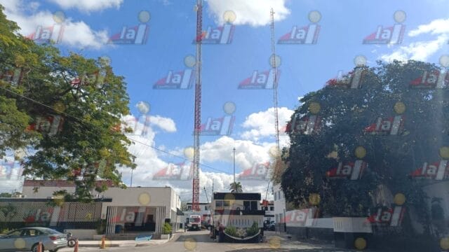 Elemento de la SSp atienta contra su vida al subir a una antena