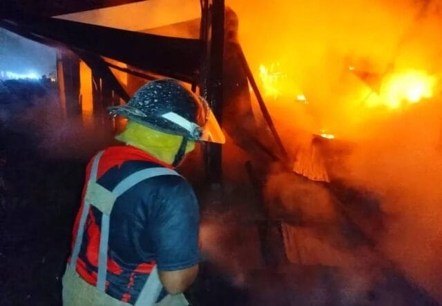 casa abandonada se incendia