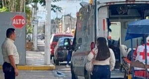 Mujer va a parar al hospital de Calkiní tras rodar por las escaleras de su trabajo