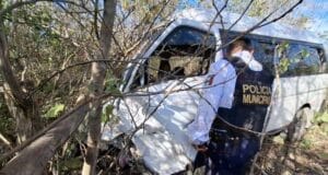 Combi termina entre la maleza tras salirse de la Nunkiní-Calkiní: pasajeros y chofer lesionados
