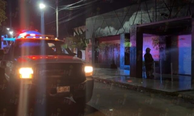 Antro de Ciudad del Carmen es invadido por las llamas: unos sujetos lo habían bañado con gasolina