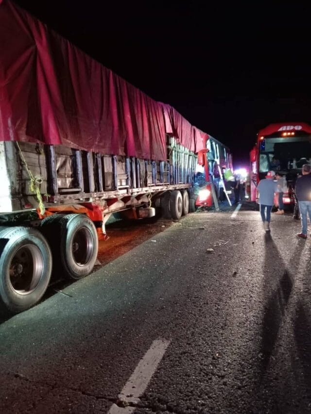 Autobús de la ruta Puebla-Mérida sufre accidente y deja una persona sin vida y al más de 20 heridos Autobús de la ruta Puebla-Mérida sufre accidente y deja una persona sin vida y al más de 20 heridos