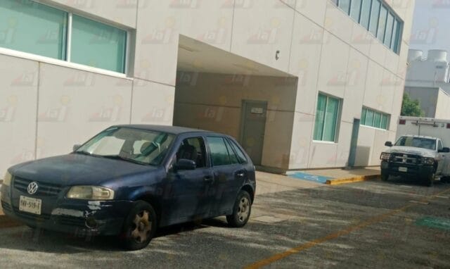 Hombre es encontrado muerto en auto frente al hospital ISSSTE de Susulá
