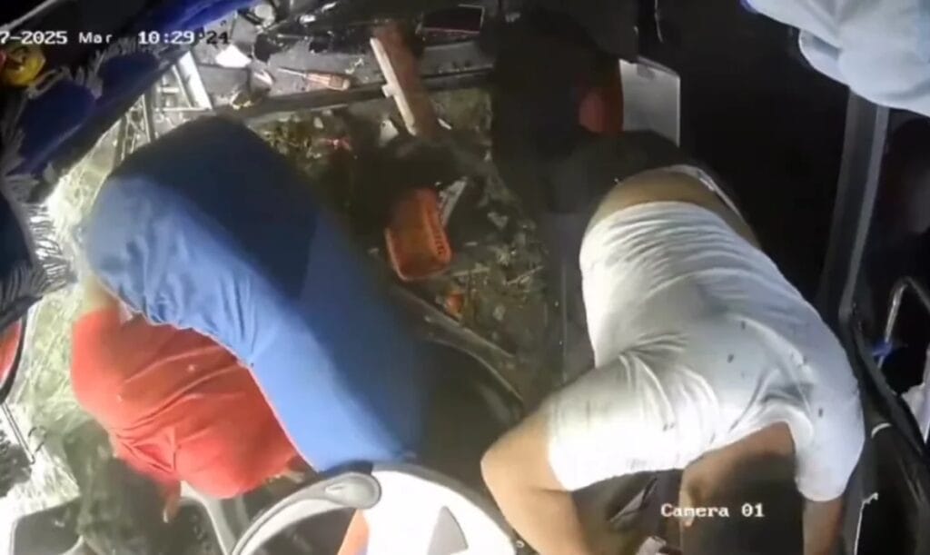 Fatal accidente en Ecuador: joven pierde ambas piernas tras volcadura de autobús