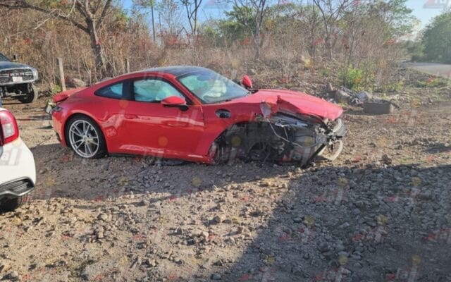 Aparatoso choque en Hecelchakán: Ferrari termina destrozado
