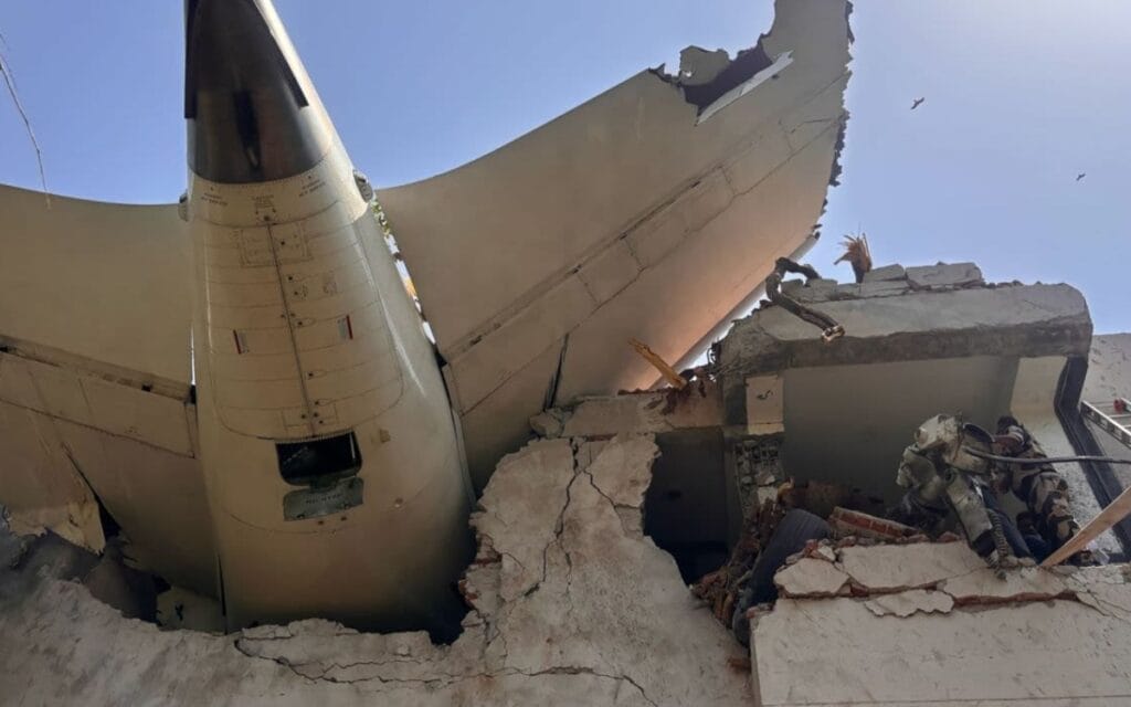 Tragedia aérea. Se estrella avión de Air India con 242 personas a bordo: "No parece haber supervivientes"