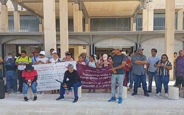 Maestros de la CNTE protestan en la estación del Tren Maya en Valladolid