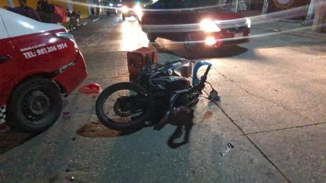 colision-entre-moto-y-taxi-en-emiliano-zapata-termina-sin-lesionados_MASTER (1)