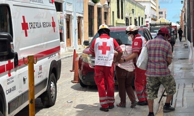 Abuelita sufre cuadro de deshidratación en calles del Centro de Campeche