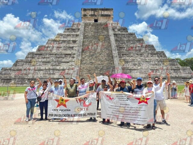 Maestros realizan protesta en Chichén Itzá