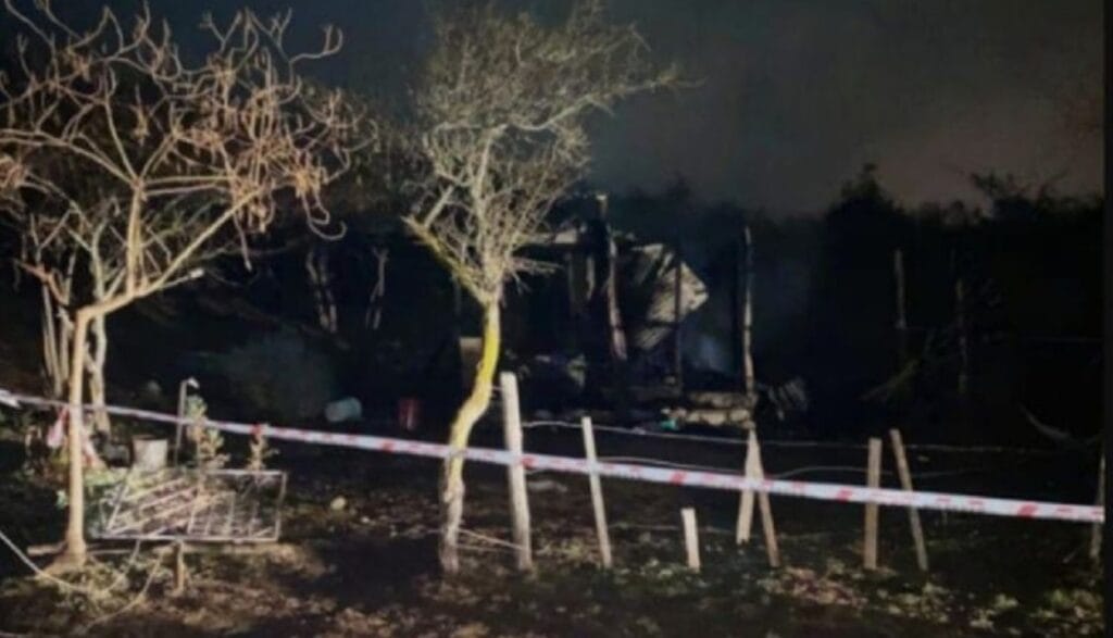 Hermanitas mueren durante el incendio de su casa: su mamá había salido a comprar su pastel de cumpleaños