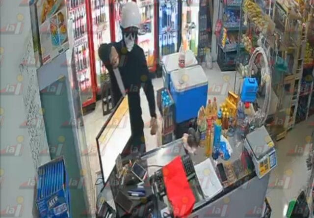 asalto violento tienda de abarrotes