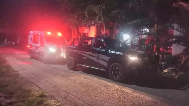 madre encuentra a su hijo suspendido