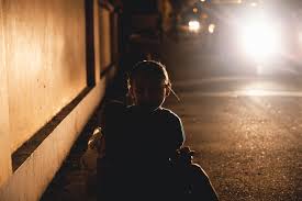 Pequeñas suplican a su mamá que las deje entrar durante un aguacero, causa indignación Pequeñas suplican a su mamá que las deje entrar durante un aguacero, causa indignación