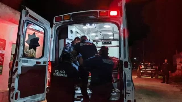 Menor es trasladado al hospital por una sombrilla atorada en su boca
