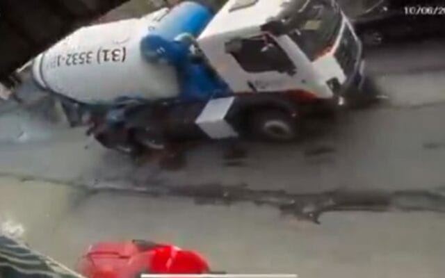 Adolescente muere aplastado camión revolvedora