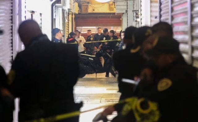 Matan joven frente mamá