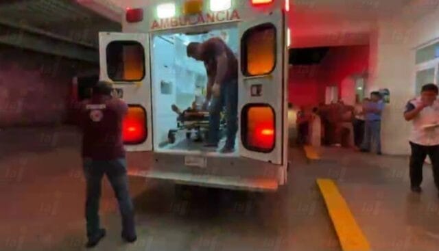 Mujer en moto termina con pierna destrozada tras accidente en Isla Aguada: podría perder su miembro