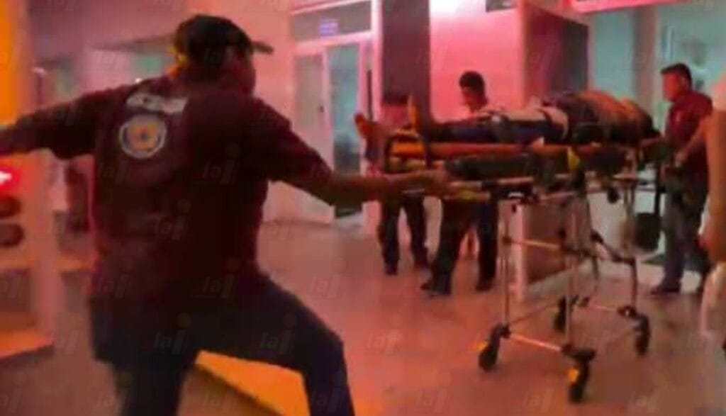 Mujer en moto termina con pierna destrozada tras accidente en Isla Aguada: podría perder su miembro