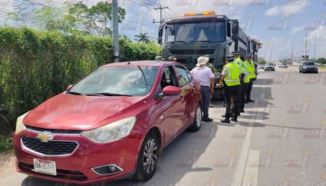 Mujer enfrenta a convoy del Ejército tras accidente vial en el periférico de Mérida