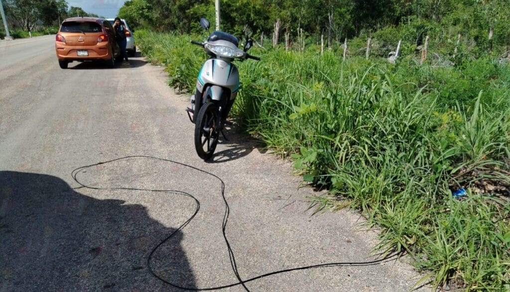 Por poco y mueren: cable suelto provoca grave accidente en carretera de Tepakán