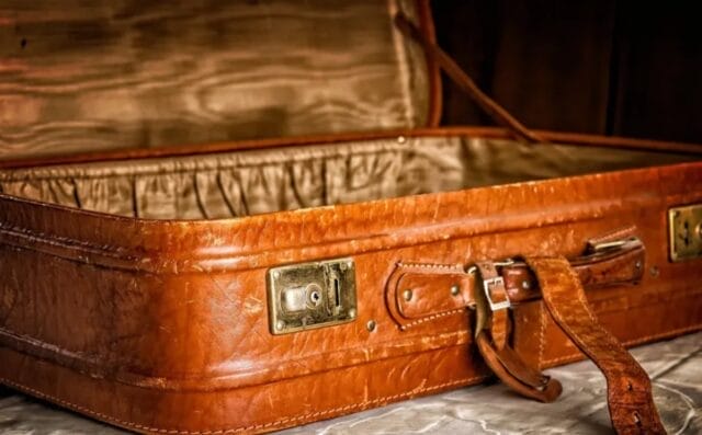 mujer viajando niña encerrada maleta