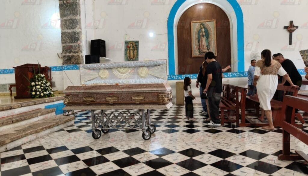 Entre lágrimas y aplausos dan último adiós a Don Russel en Calkiní 