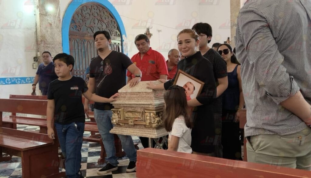 Entre lágrimas y aplausos dan último adiós a Don Russel en Calkiní 