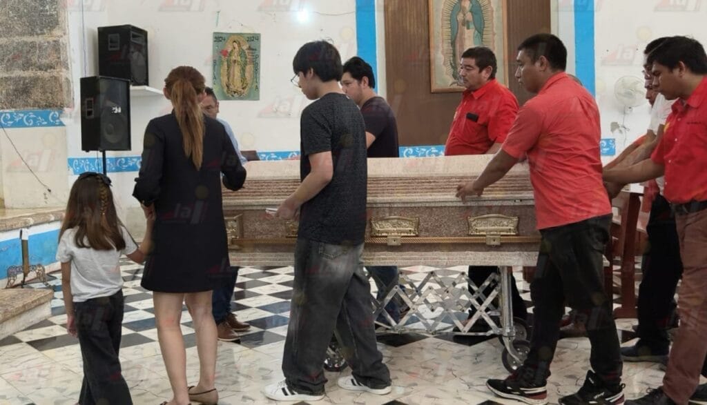 Entre lágrimas y aplausos dan último adiós a Don Russel en Calkiní 