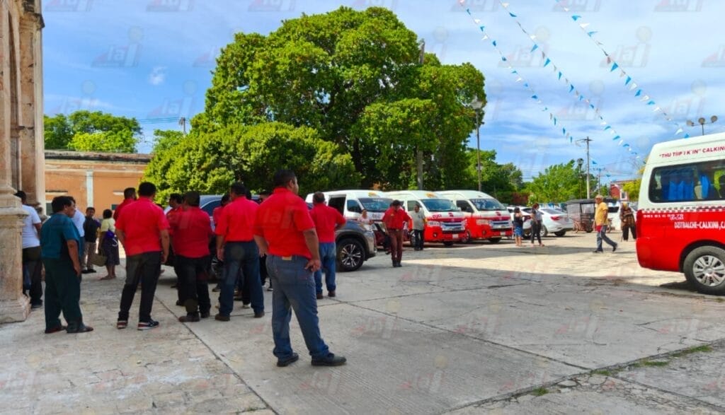 Entre lágrimas y aplausos dan último adiós a Don Russel en Calkiní 
