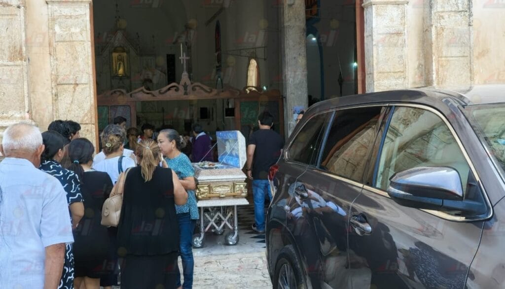 Entre lágrimas y aplausos dan último adiós a Don Russel en Calkiní 