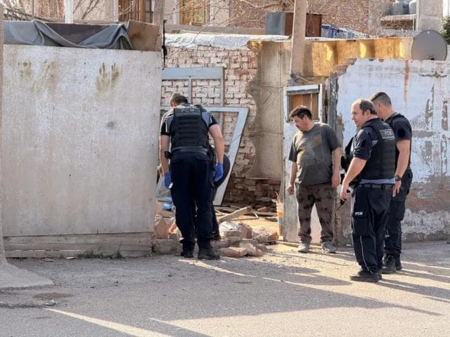 Niña es aplastada con una pared, una moto la tiró en su casa