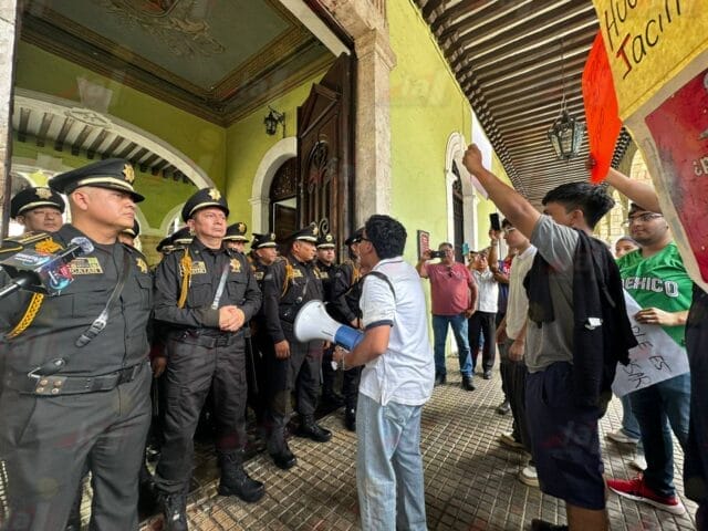 Estudiantes logran acuerdos tras protesta por fallas en el transporte en Yucatán Estudiantes logran acuerdos tras protesta por fallas en el transporte en Yucatán