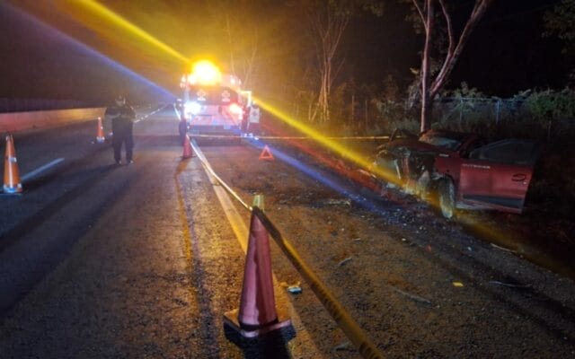 Tragedia en la carretera Mérida–Cancún: dos muertos y un herido tras salida de camino