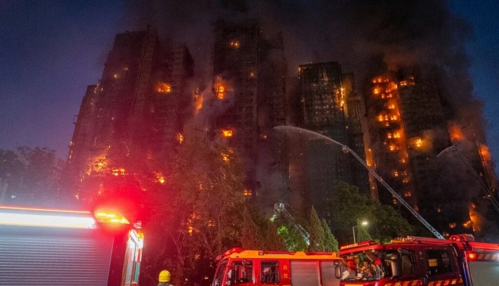 Incendio en complejo de Hong Kong deja 14 muertos y decenas de atrapados