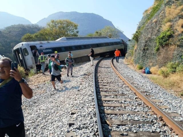 Descarrilamiento del tren del corredor interoceánico en Oaxaca activa protocolos de emergencia