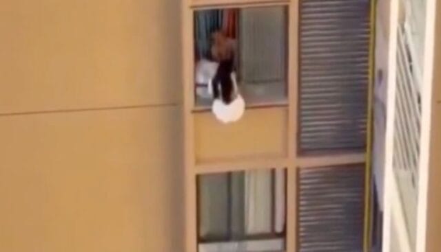 Mujer desciende desde un décimo piso para escapar de la pareja de su amante