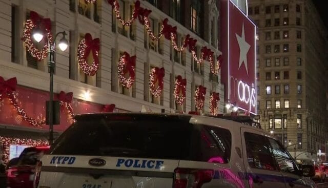 Ataque en centro comercial deja herida a una madre mientras cambiaba el pañal de su bebé Ataque en centro comercial deja herida a una madre mientras cambiaba el pañal de su bebé