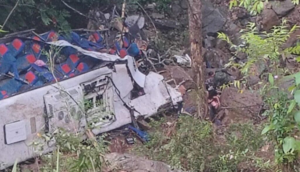 Autobús con estudiantes cae a un abismo y deja 16 muertos: regresaban de su viaje de graduación