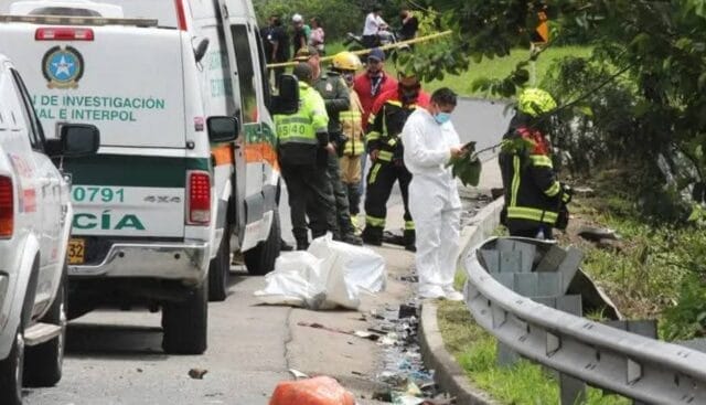 Autobús con estudiantes cae a un abismo y deja 16 muertos: regresaban de su viaje de graduación