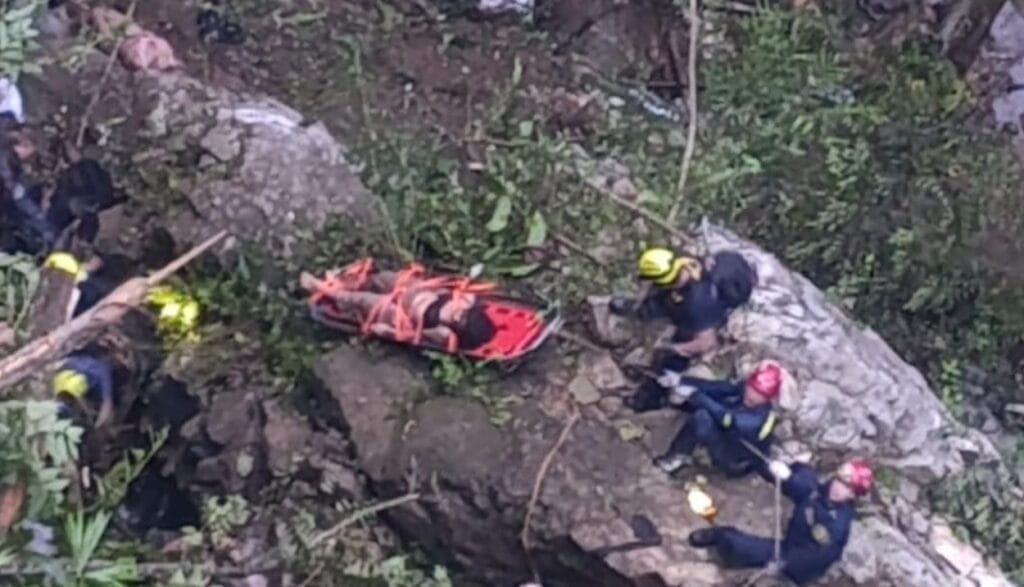 Autobús con estudiantes cae a un abismo y deja 16 muertos: regresaban de su viaje de graduación