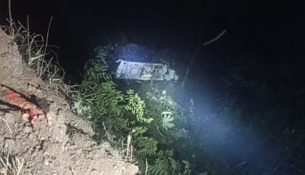 Autobús con estudiantes cae a un abismo y deja 16 muertos: regresaban de su viaje de graduación