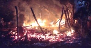 Hombre intoxicado incendia la casa de su padre tras discusión familiar en Tizimín