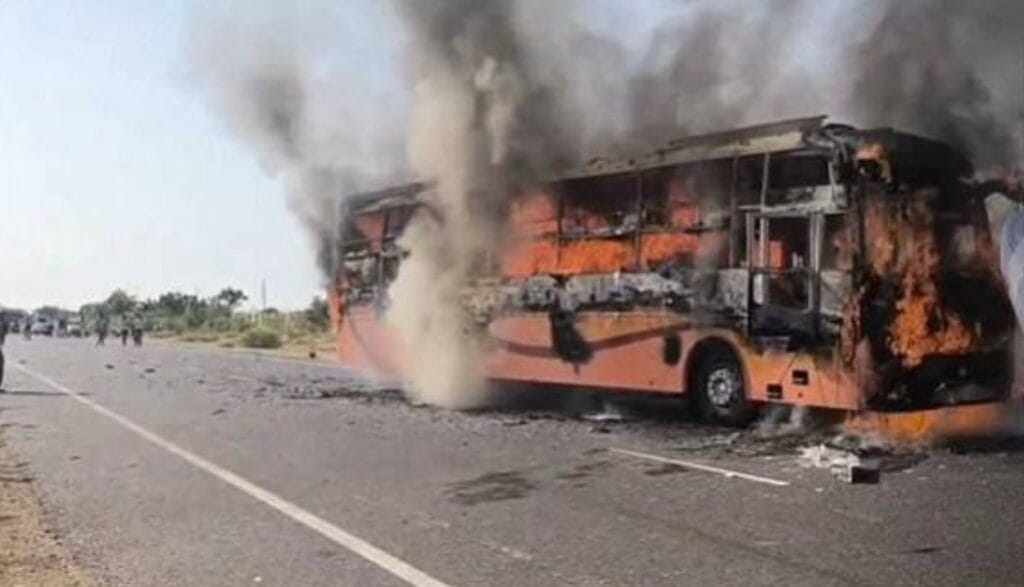 Niebla ocasiona mortal choque: dejó autobuses incendiados y víctimas calcinadas