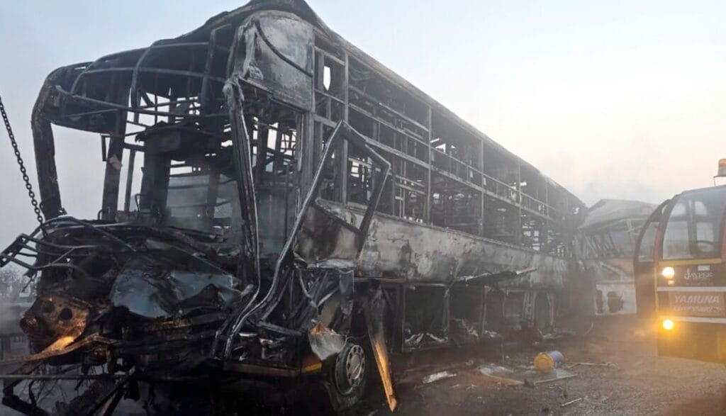 Niebla ocasiona mortal choque: dejó autobuses incendiados y víctimas calcinadas