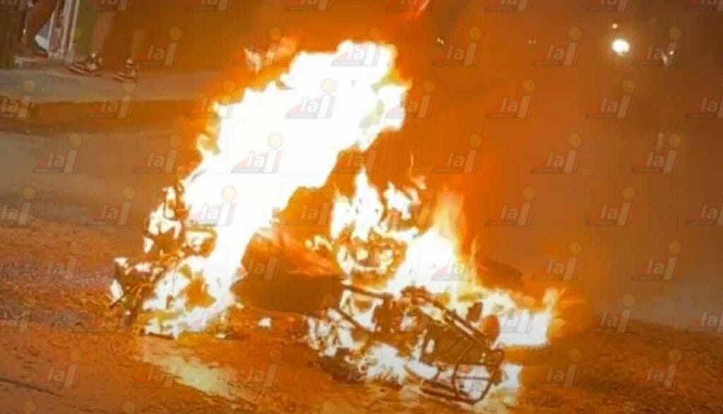 Violenta noche sacude el centro de Sabancuy: apuñalan a hombre y pobladores incendian moto del agresor